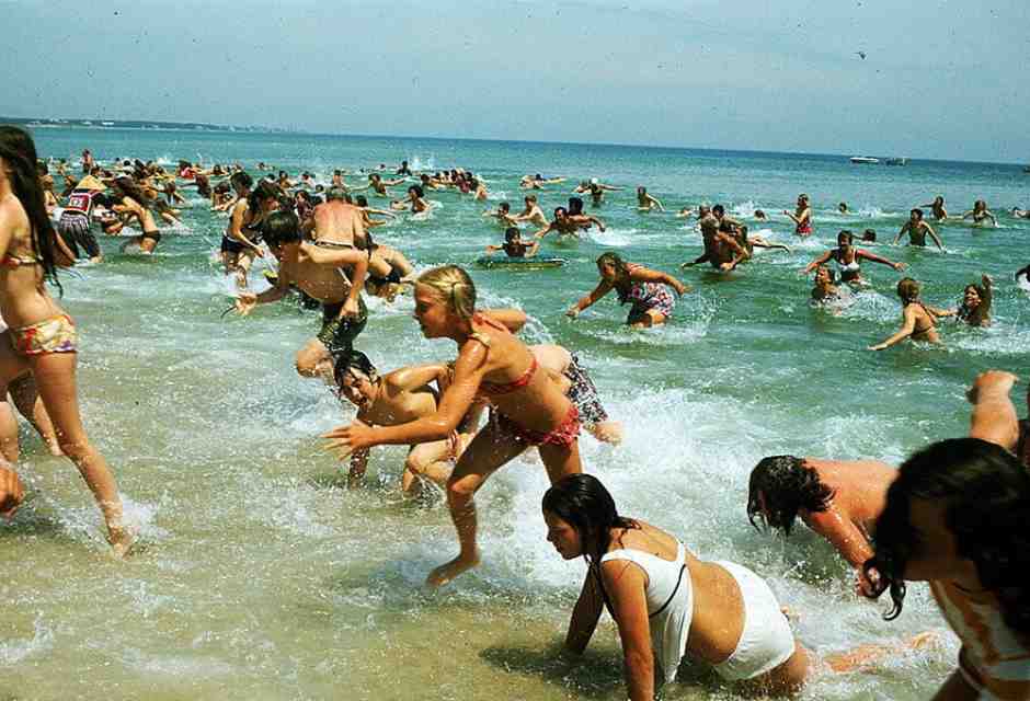 Una scena di Lo squalo (Jaws), film del 1975 diretto da Steven Spielberg, basato sul romanzo omonimo del 1974 di Peter Benchley <br />