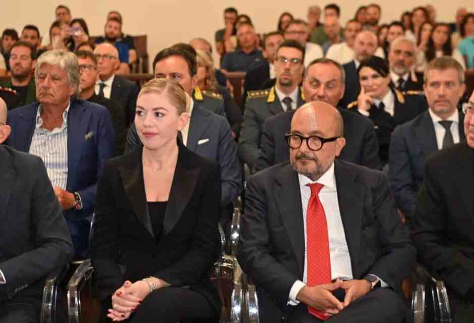 La magnifica vita della consigliera di Sangiuliano, viaggi, eventi, casinò. Lui l'abiura. "Un complotto"