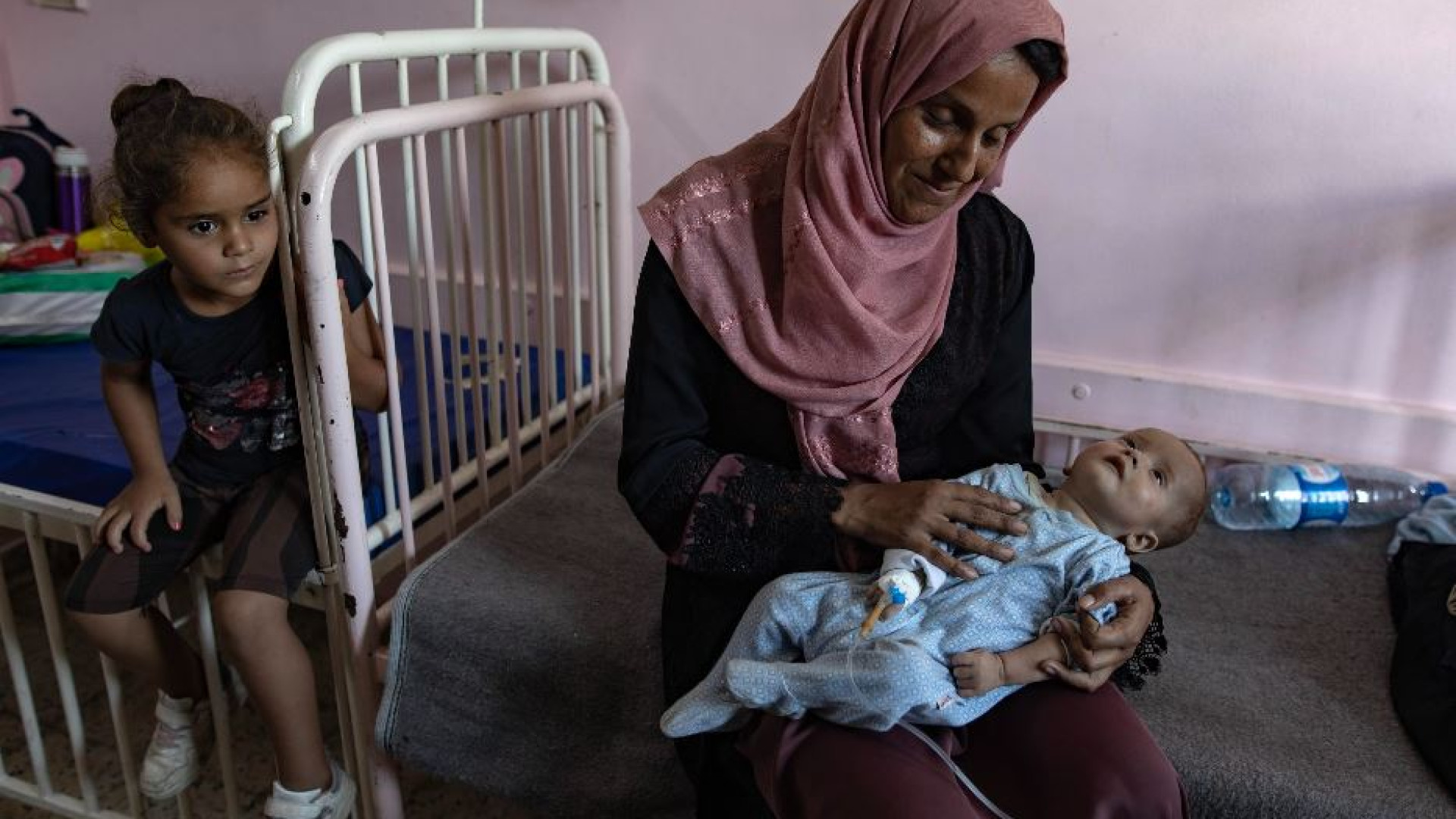 Immagine di A Gaza si vaccina, in Cisgiordania bombe. Video choc sulle rapite