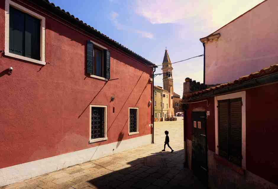 Un bambino tra le case sull'isola di Burano (Foto di Murat Bakmaz/Anadolu via Getty Images)&nbsp;<br />