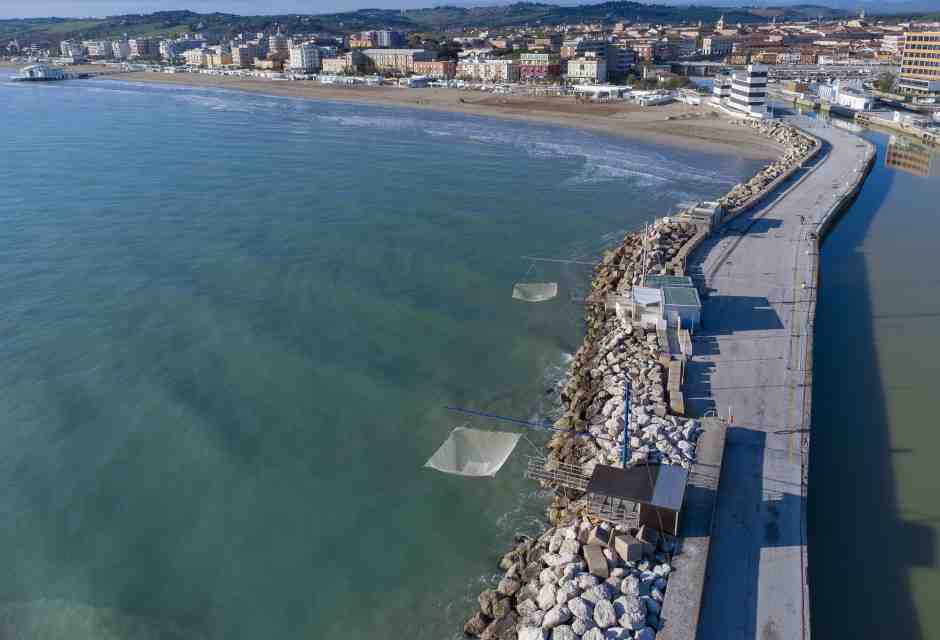 <span style="color: rgb(8, 8, 8); font-family: Lato, sans-serif; font-size: 14px;">Panorama dal canale di Senigallia (foto Getty)</span>