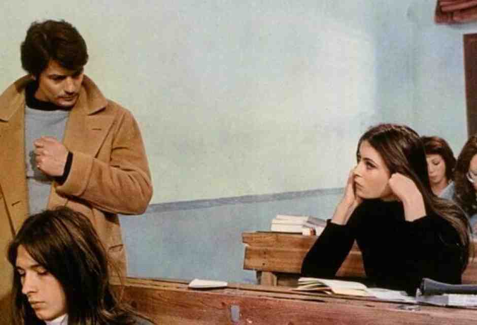 Alain Delon con il suo cappotto cammello in “La prima notte di quiete” di Valerio Zurlini, 1972
