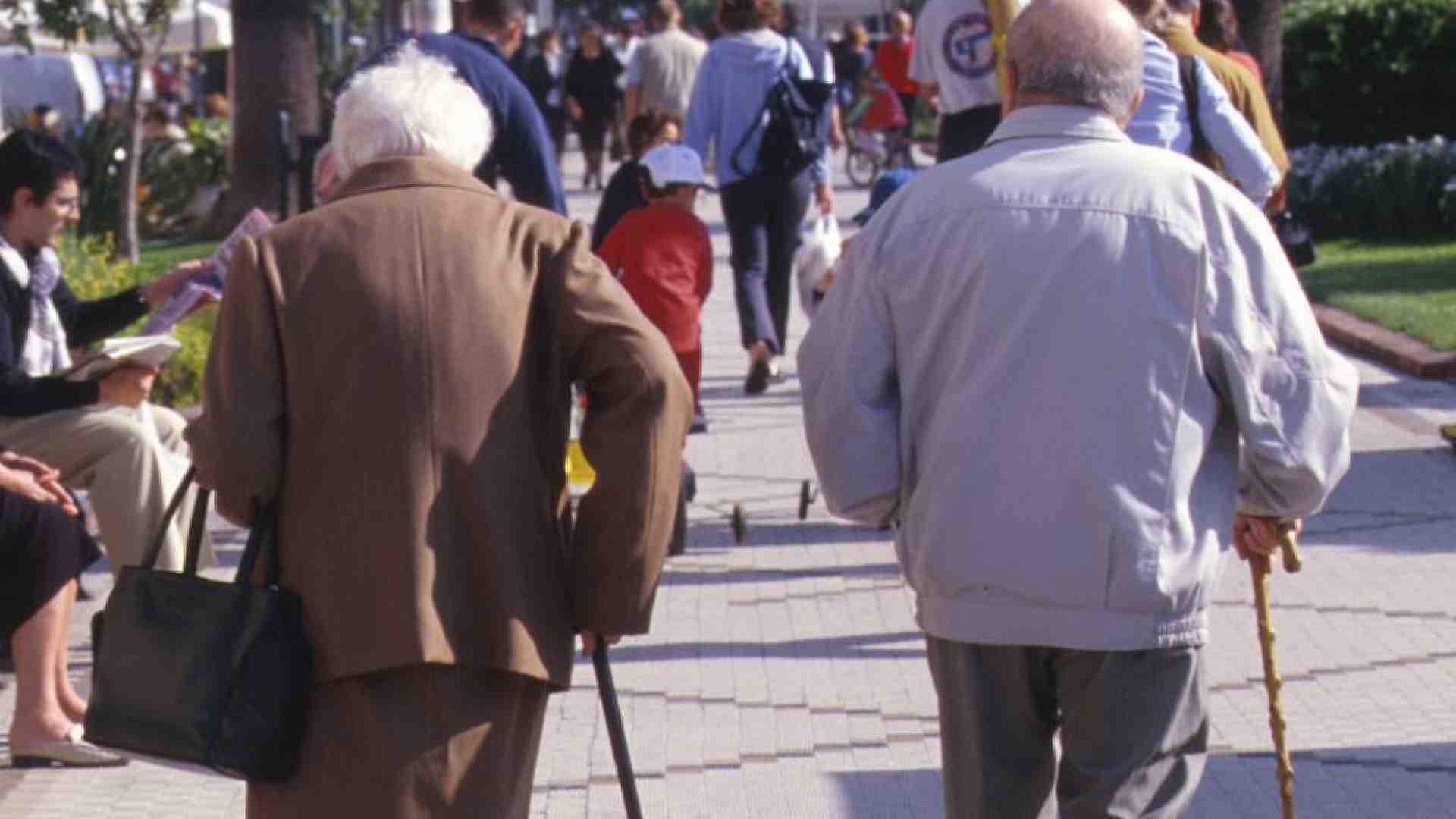 Immagine di Invecchiare insieme: lui sta benone, lei meno. Perché?