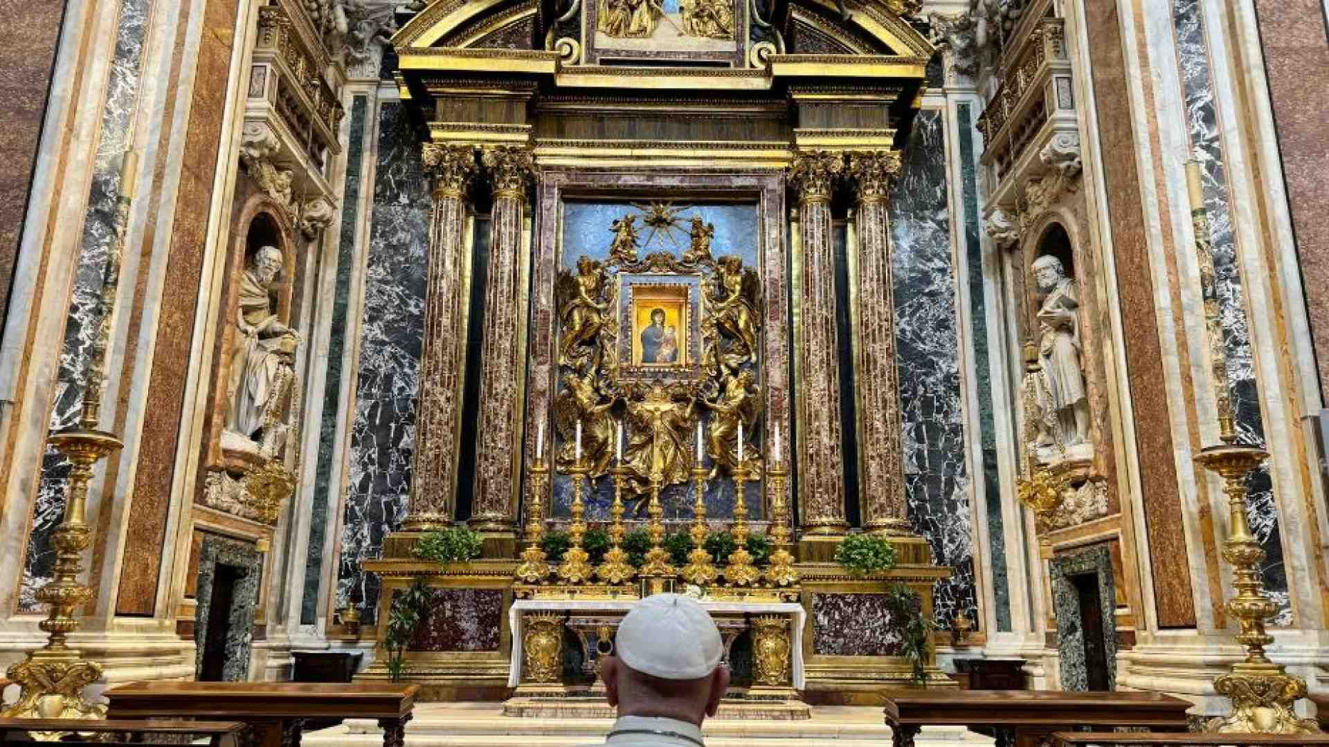 Immagine di Francesco prega in Santa Maria Maggiore per il viaggio in Asia e Oceania