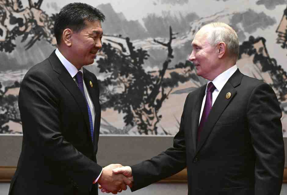 Il presidente russo Putin e il presidente della Mongolia Ukhnaagiin Khurelsukh nel 2023. (Sergei Guneyev, Sputnik via AP)&nbsp;<br />