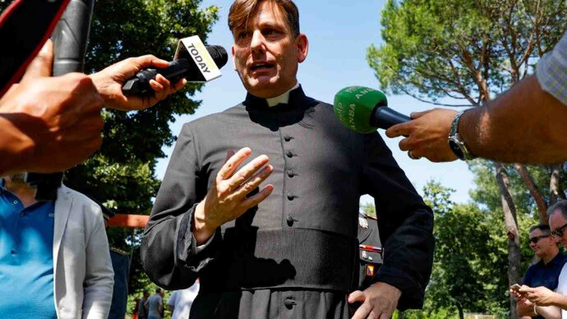 Immagine di Bottiglie, sassi e insulti a don Coluccia