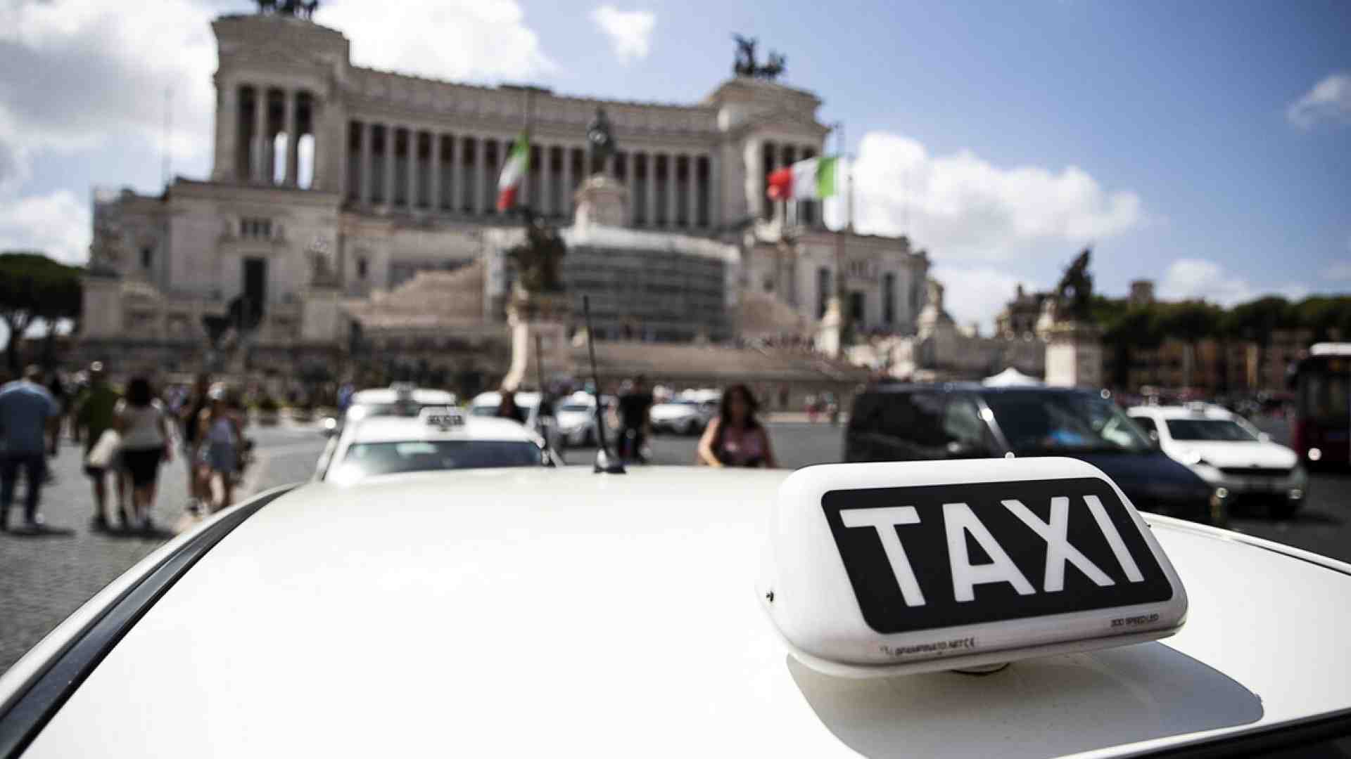 Immagine di Le nuove licenze dei taxi a Roma sono una buona notizia, ma la strada giusta è quella della Consulta