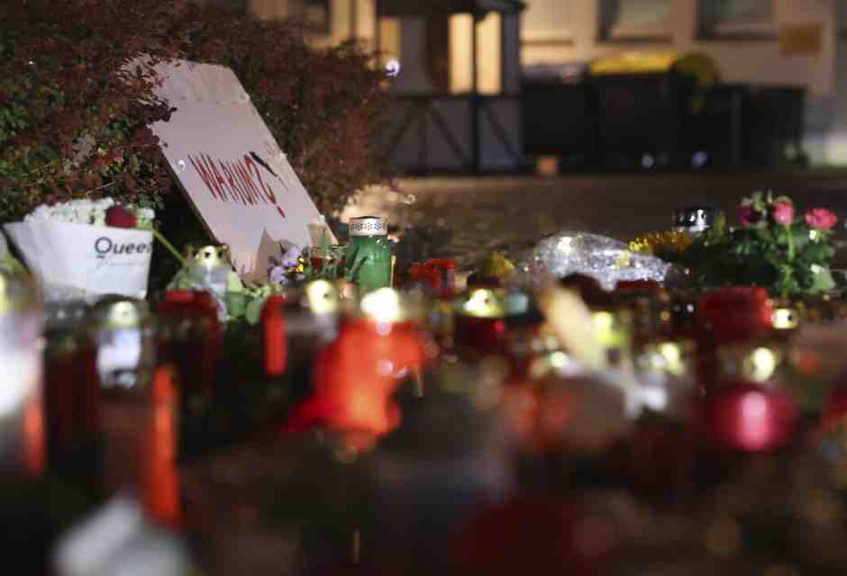 <span style="color: rgb(46, 45, 45); font-size: 12px;">Fiori e candele posti nel luogo dell'attentato a Solingen, Germania (Foto ANSA)</span>