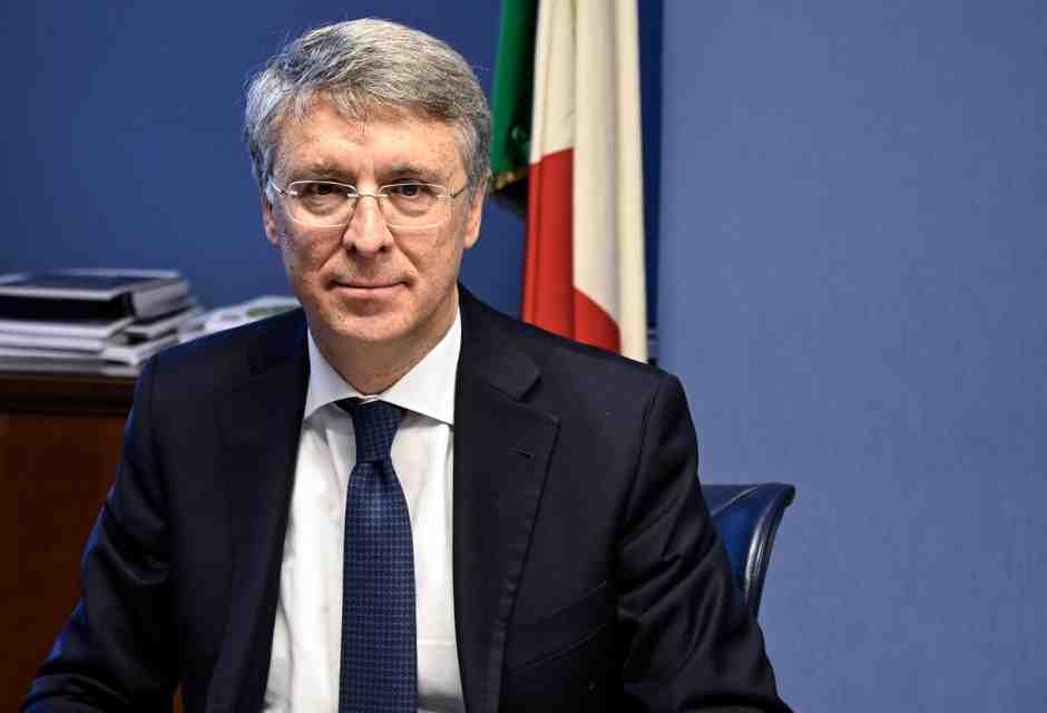 La giusta indagine sui “dossieraggi” e gli atti irrituali di Cantone