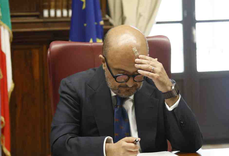Sangiuliano e la chiave d'oro da 14 mila euro donata dal comune di Pompei. Meloni lo difende: "E' gossip"