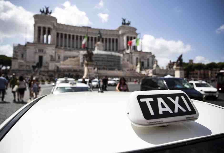 &nbsp;Taxi Roma - foto Ansa
