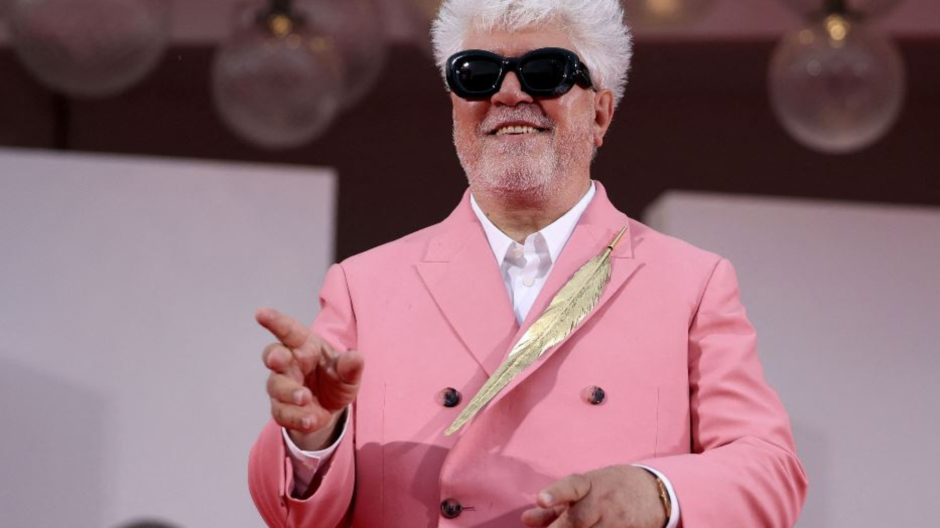 Immagine di Lo spot patinato di Almodovar per l’eutanasia