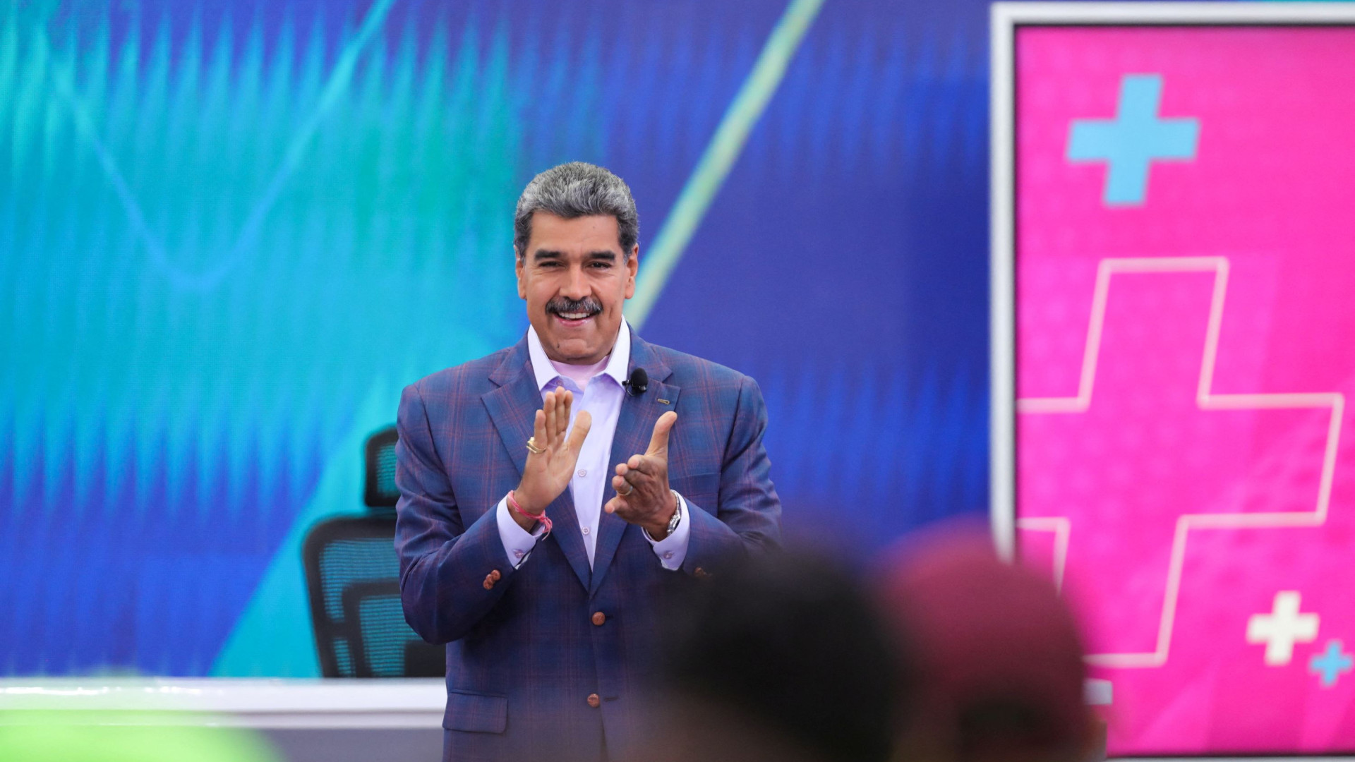 Immagine di Maduro sposta il Natale al 1° ottobre. I vescovi: «Non si tocchino le feste»