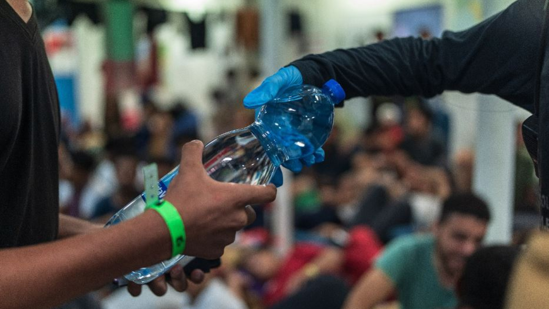 Immagine di A Lampedusa i turisti hanno assistito i migranti appena sbarcati