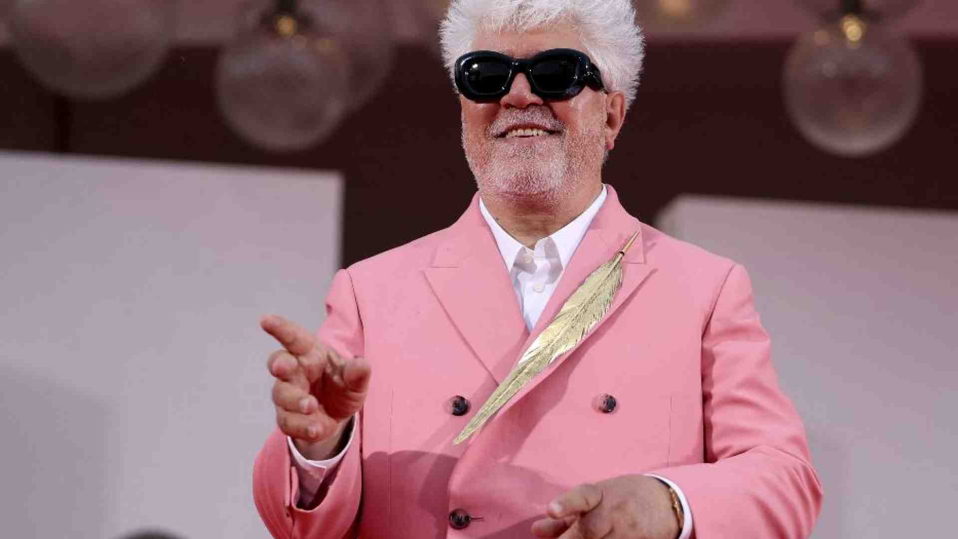 Immagine di Lo spot patinato di Almodovar per l’eutanasia