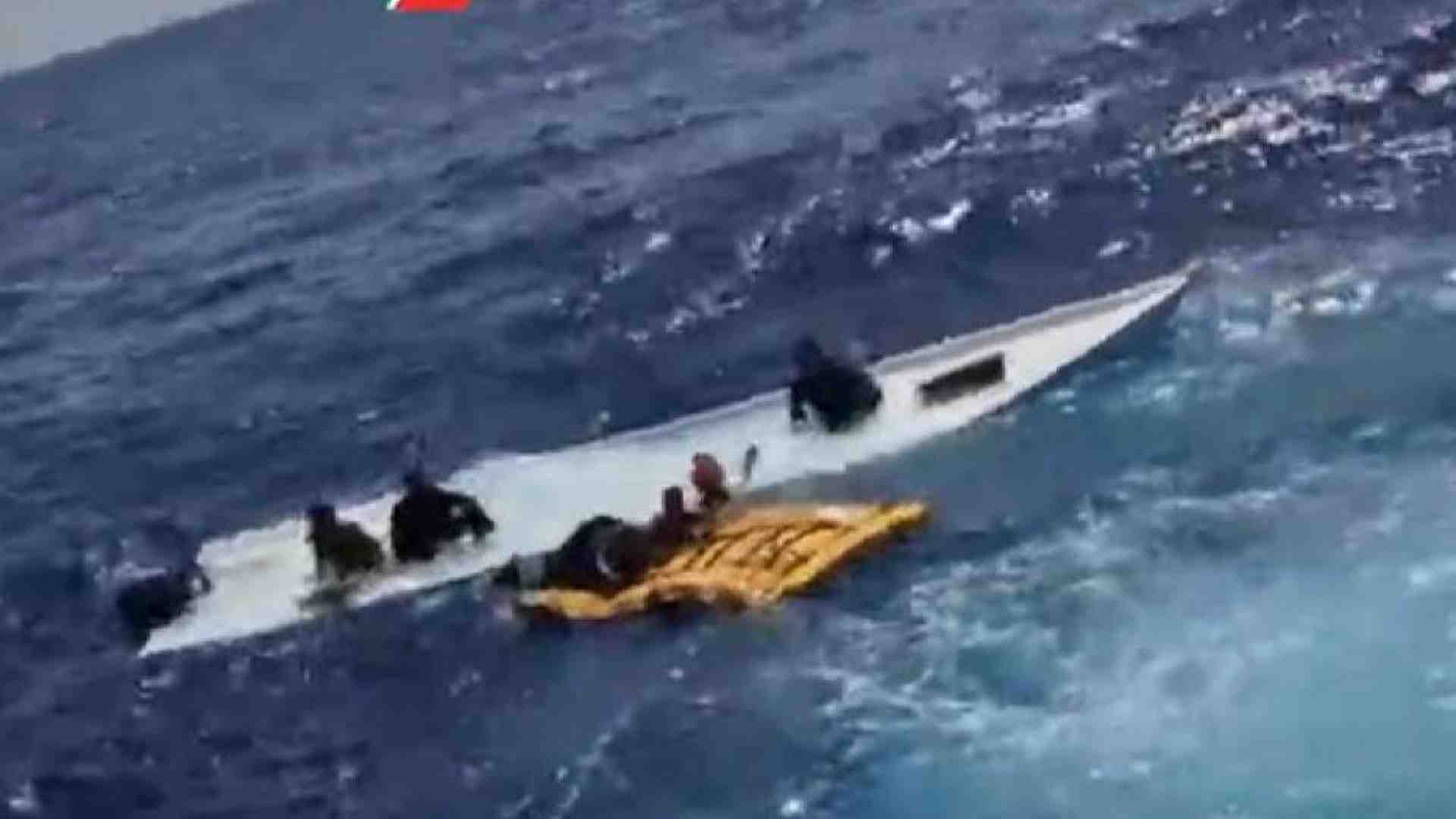 Immagine di Due naufragi nel Mediterraneo, oltre 40 dispersi. Sette salvati a Lampedusa