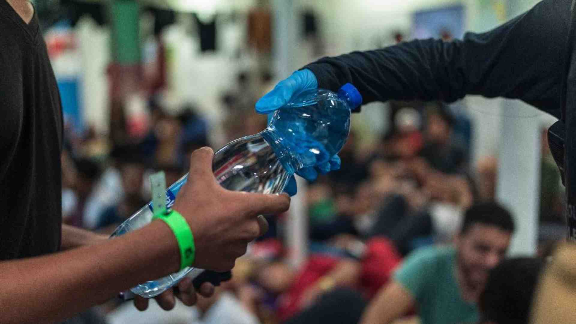 Immagine di A Lampedusa i turisti hanno assistito i migranti appena sbarcati