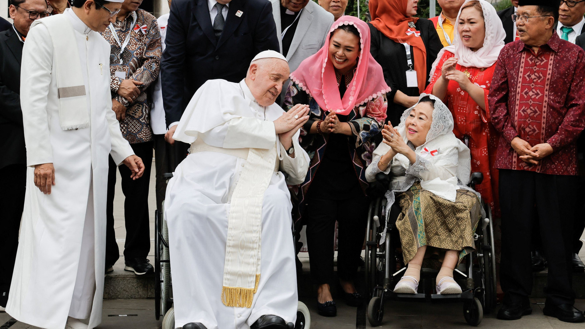 Immagine di Il Papa in moschea: «Nessuno ceda a integralismo e violenza»