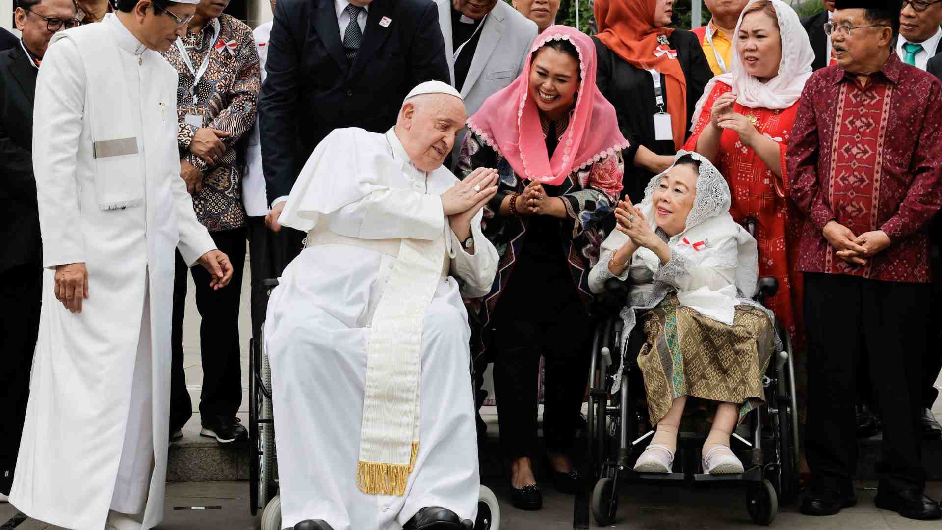 Immagine di Il Papa in moschea: «Nessuno ceda a integralismo e violenza»