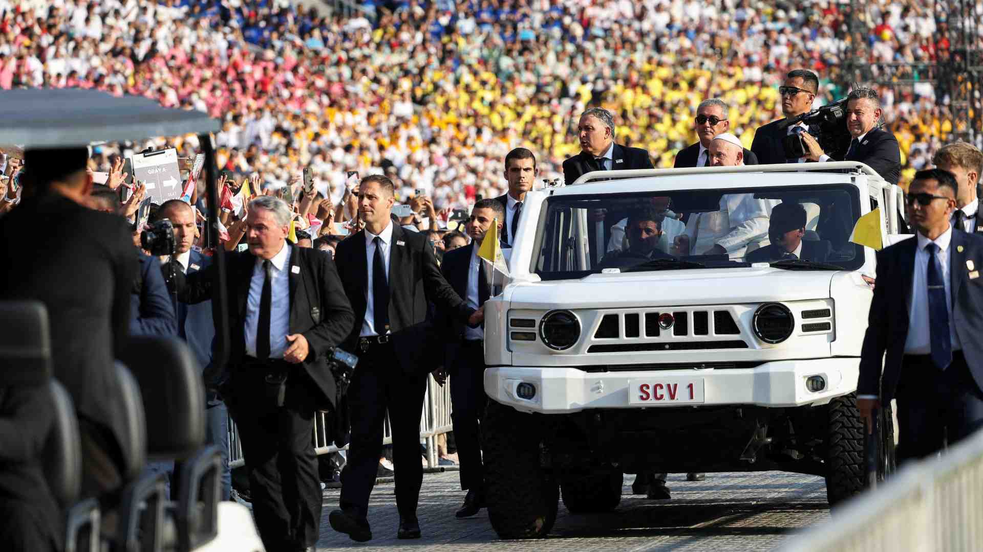 Immagine di Messa allo stadio con 100mila fedeli: «Predicate il Vangelo e fate chiasso»