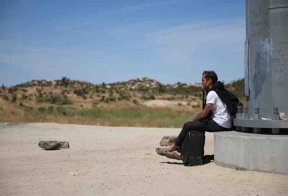 Un immigrato messicano al confine tra Stati Uniti e Messico - foto Ansa