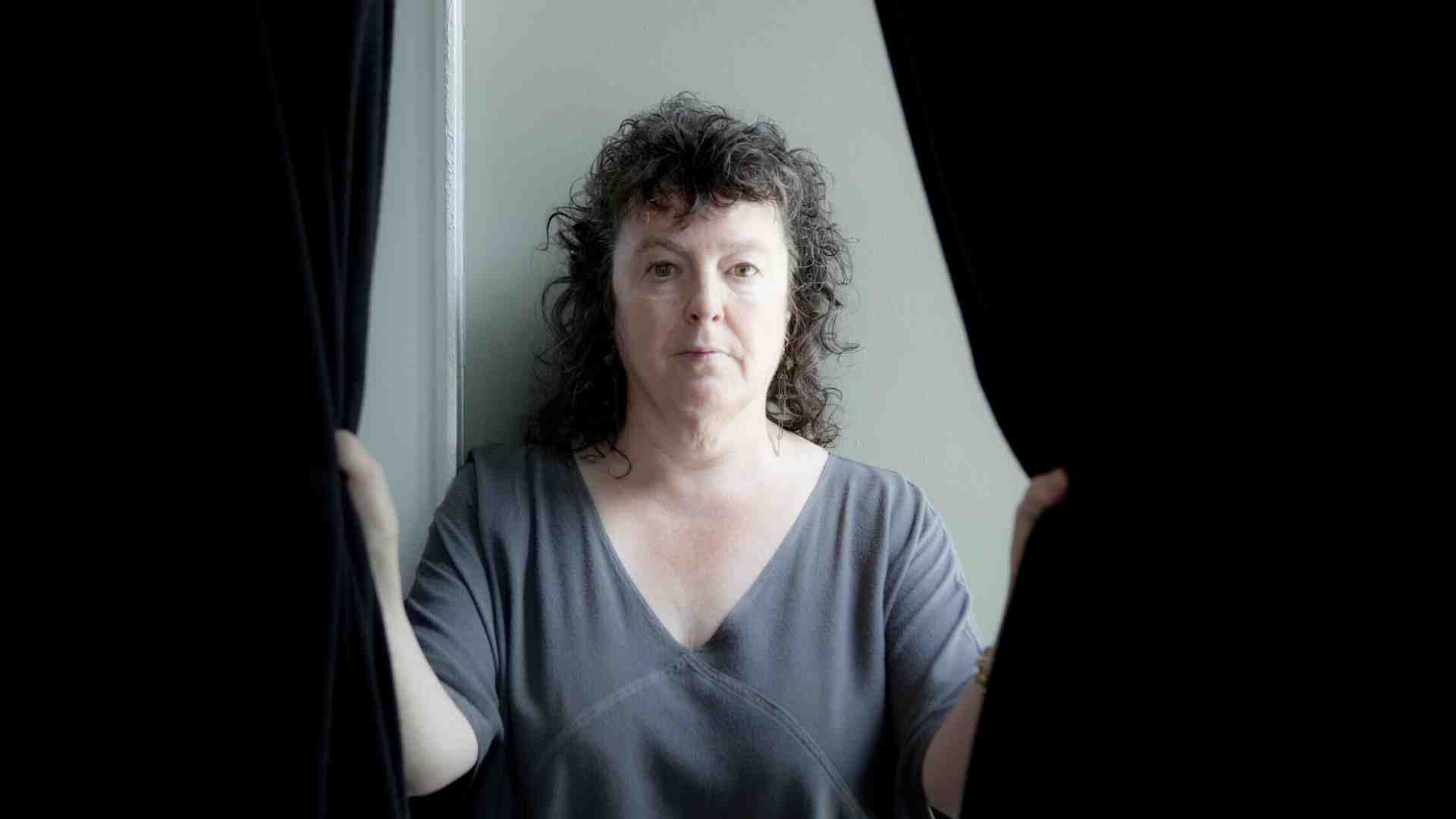 Immagine di Carol Ann Duffy indaga in versi l’innamoramento, il rimpianto, l’erotismo