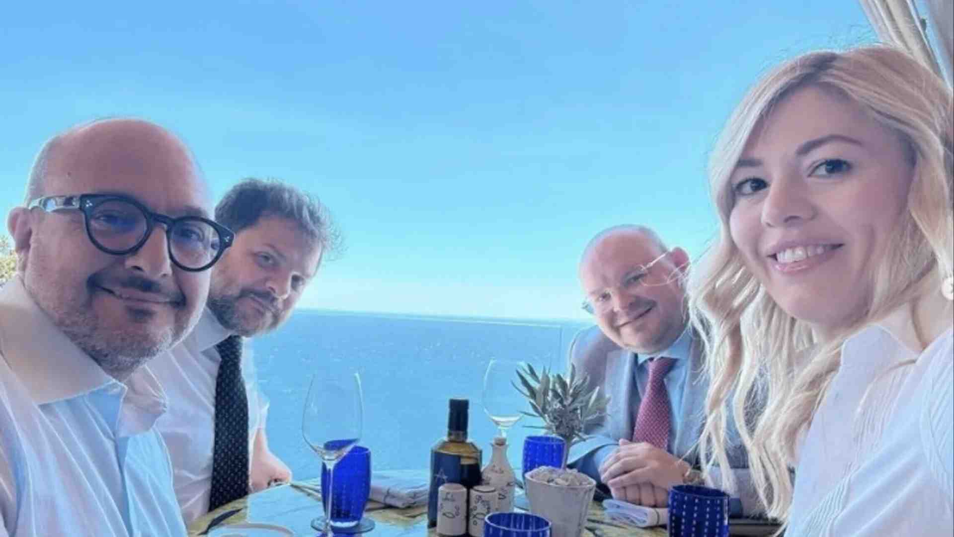 Immagine di Orrore per il branco assetato di sangue che ha circondato, e atterrato, Sangiuliano