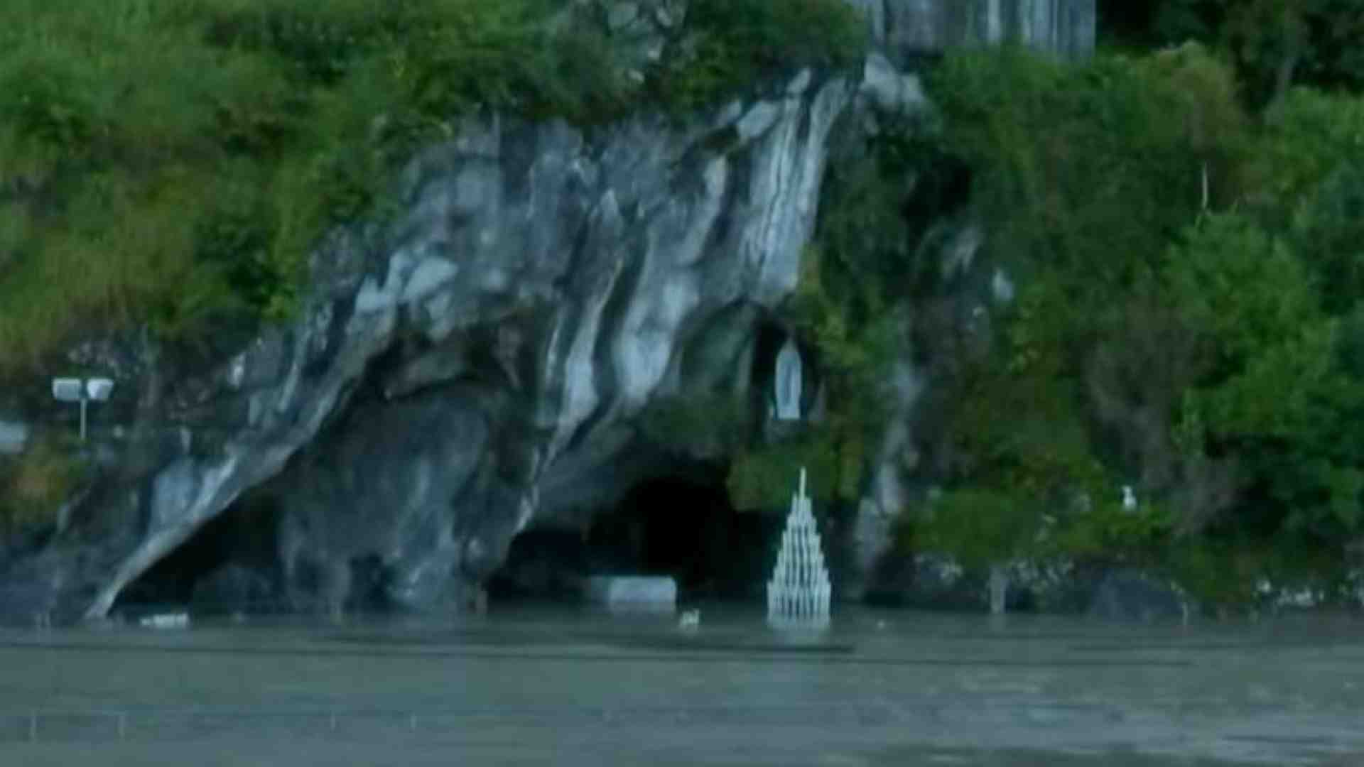 Immagine di Allagato il santuario di Lourdes, chiusa la grotta