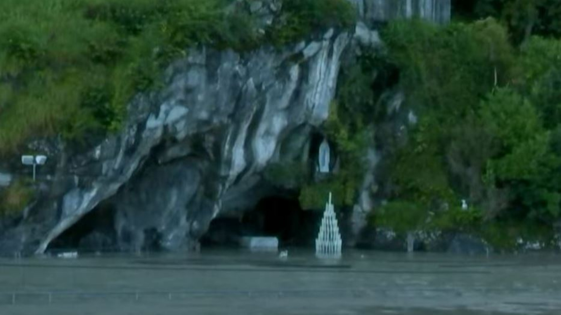 Immagine di Allagato il santuario di Lourdes, chiusa la grotta
