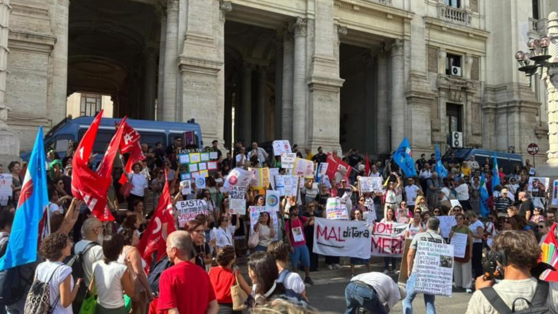 Immagine di «Assumeremo 10mila docenti precari». Ma è ancora scontro su mense e palestre