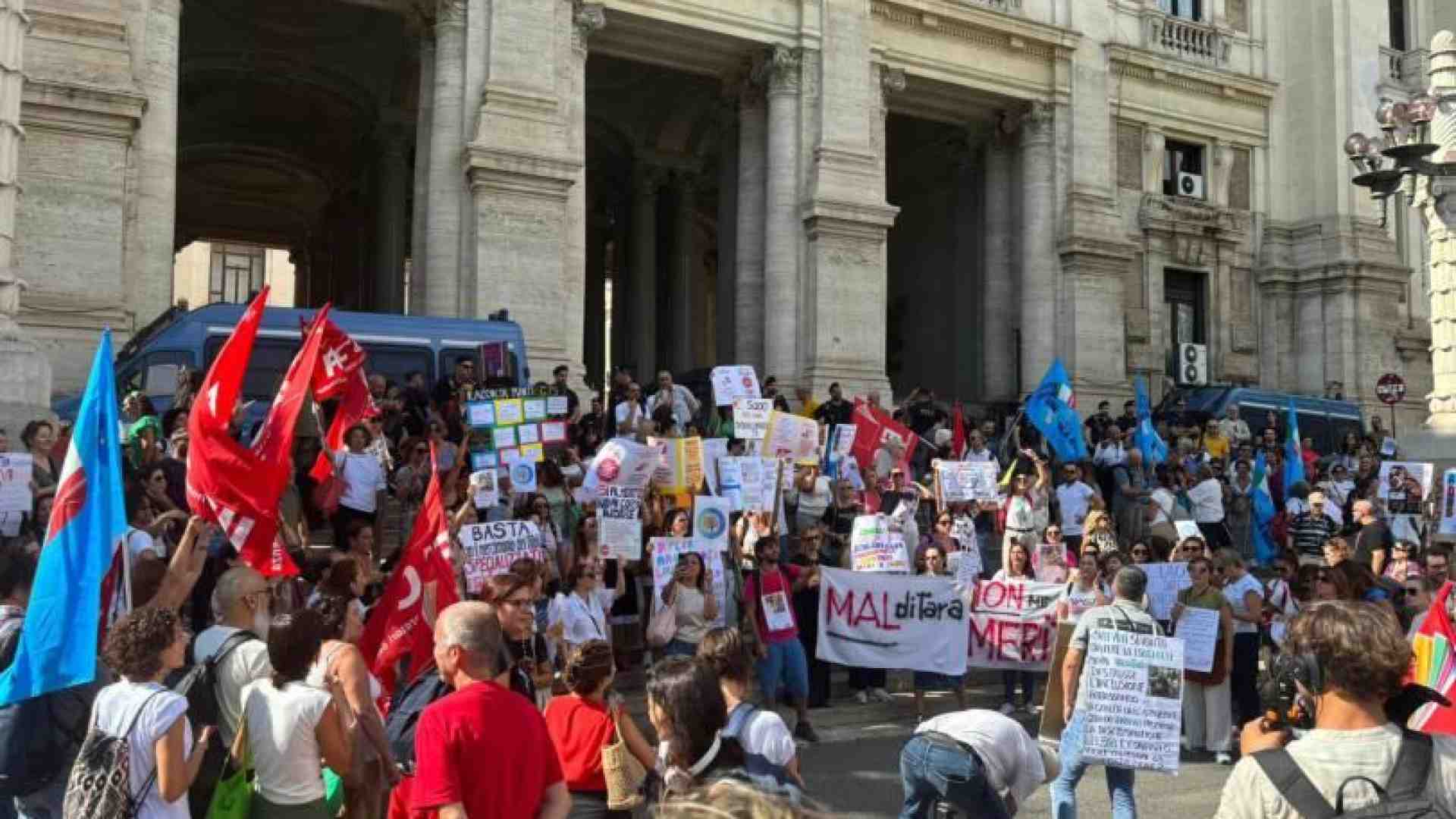 Immagine di «Assumeremo 10mila docenti precari». Ma è ancora scontro su mense e palestre