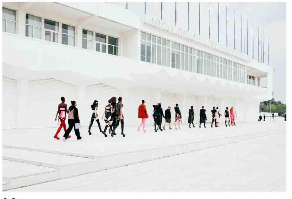 Rick Owens sfila a Venezia nel 2021. Sullo sfondo il Palazzo del Cinema