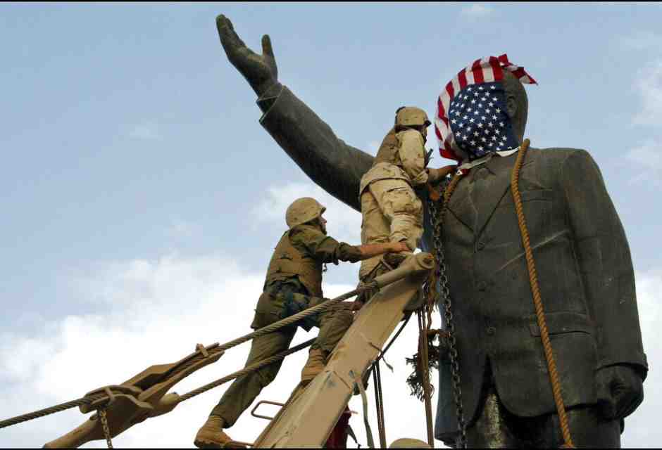 Il 9 aprile 2003 le truppe americane a Baghdad e rimuovono la statua di Saddam Hussein (foto Getty)&nbsp;<br />