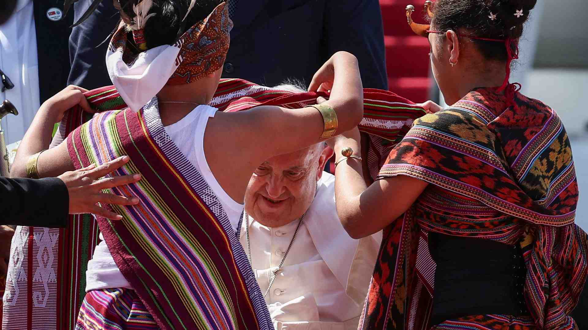 Immagine di Il Papa atterrato a Dili. La folla festante lo accoglie