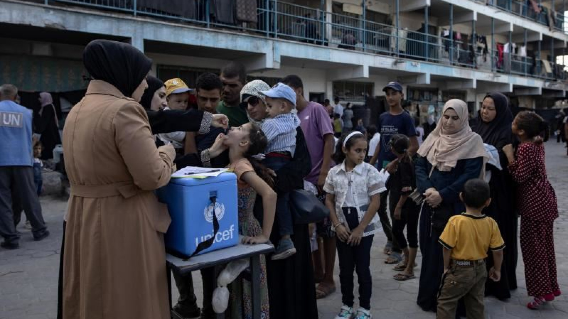 Immagine di Gaza senza scuola, la maestra Israa riporta tra i banchi i piccoli profughi