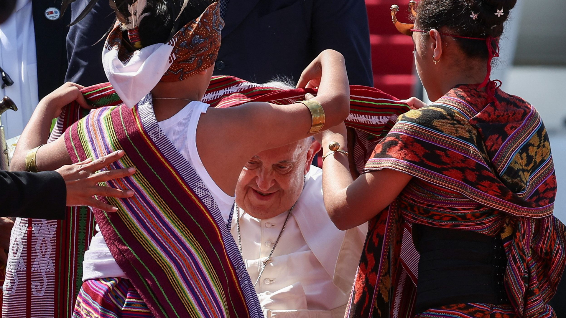 Immagine di Il Papa atterrato a Dili. La folla festante lo accoglie