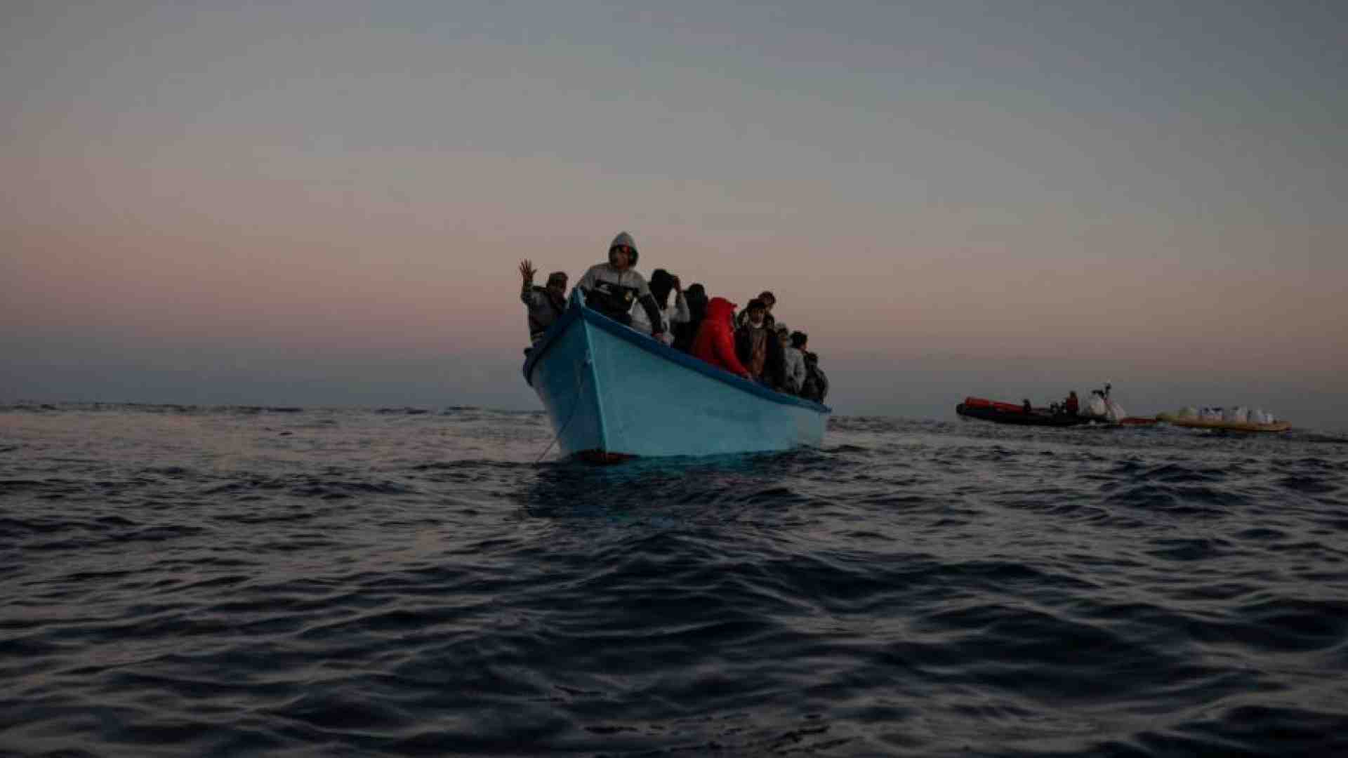 Immagine di Mediterraneo, alla deriva due barconi