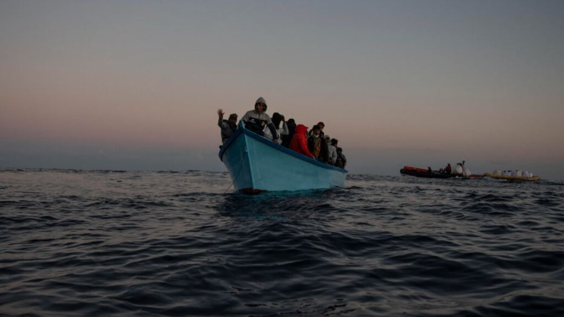 Immagine di Mediterraneo, alla deriva due barconi
