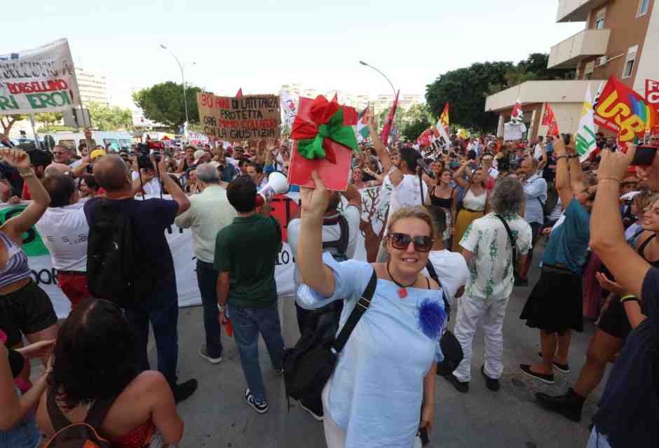 Agende rosse sventolate al corteo per ricordare la strage di via D&rsquo;Amelio il 19 luglio (Ansa)&nbsp;<br />