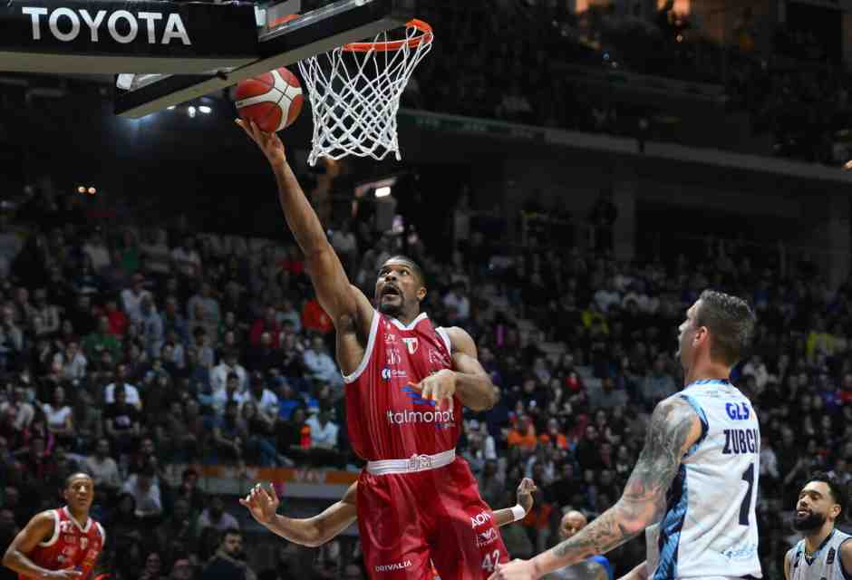 &nbsp;Kyle Hines a canestro contro Napoli (foto Ansa)