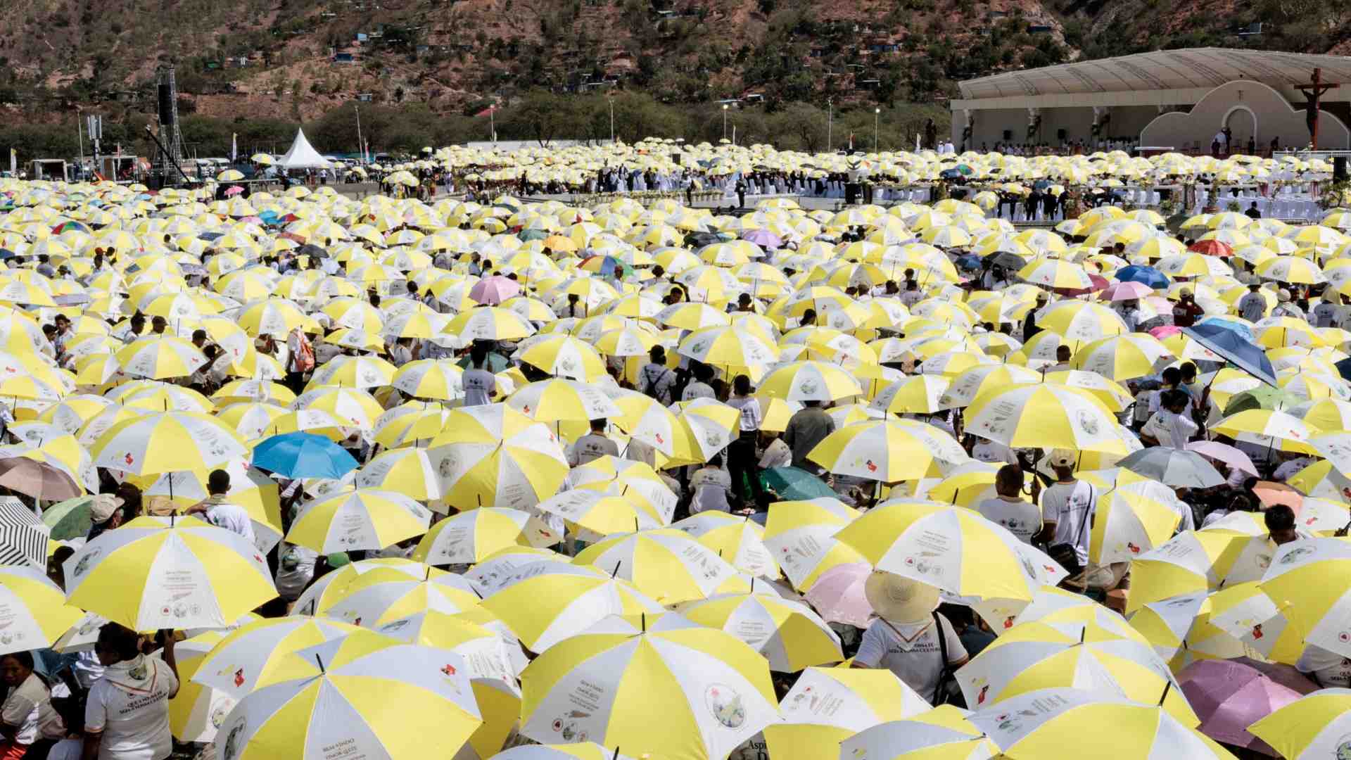 Immagine di In 600mila alla messa del Papa. "Attenti a chi vuole cambiarvi la cultura"