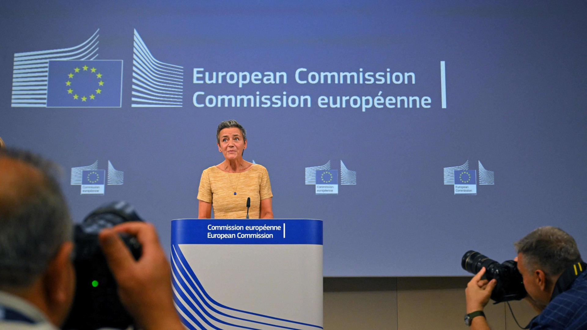 Immagine di L'Ue va all'incasso con Big Tech: 13 miliardi da Apple, 2,4 da Google