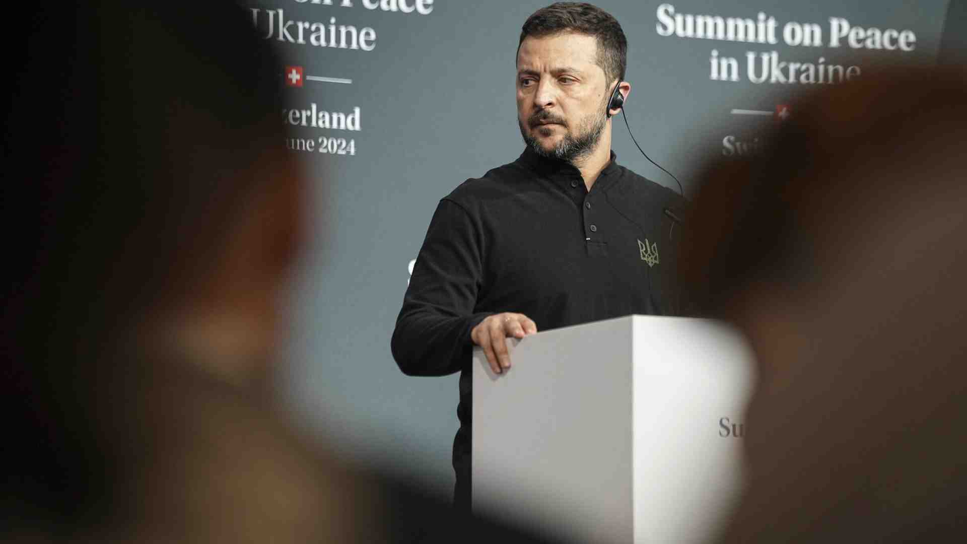 Immagine di La pace è finta, la guerra è vera (e Kyiv la fa a modo suo)