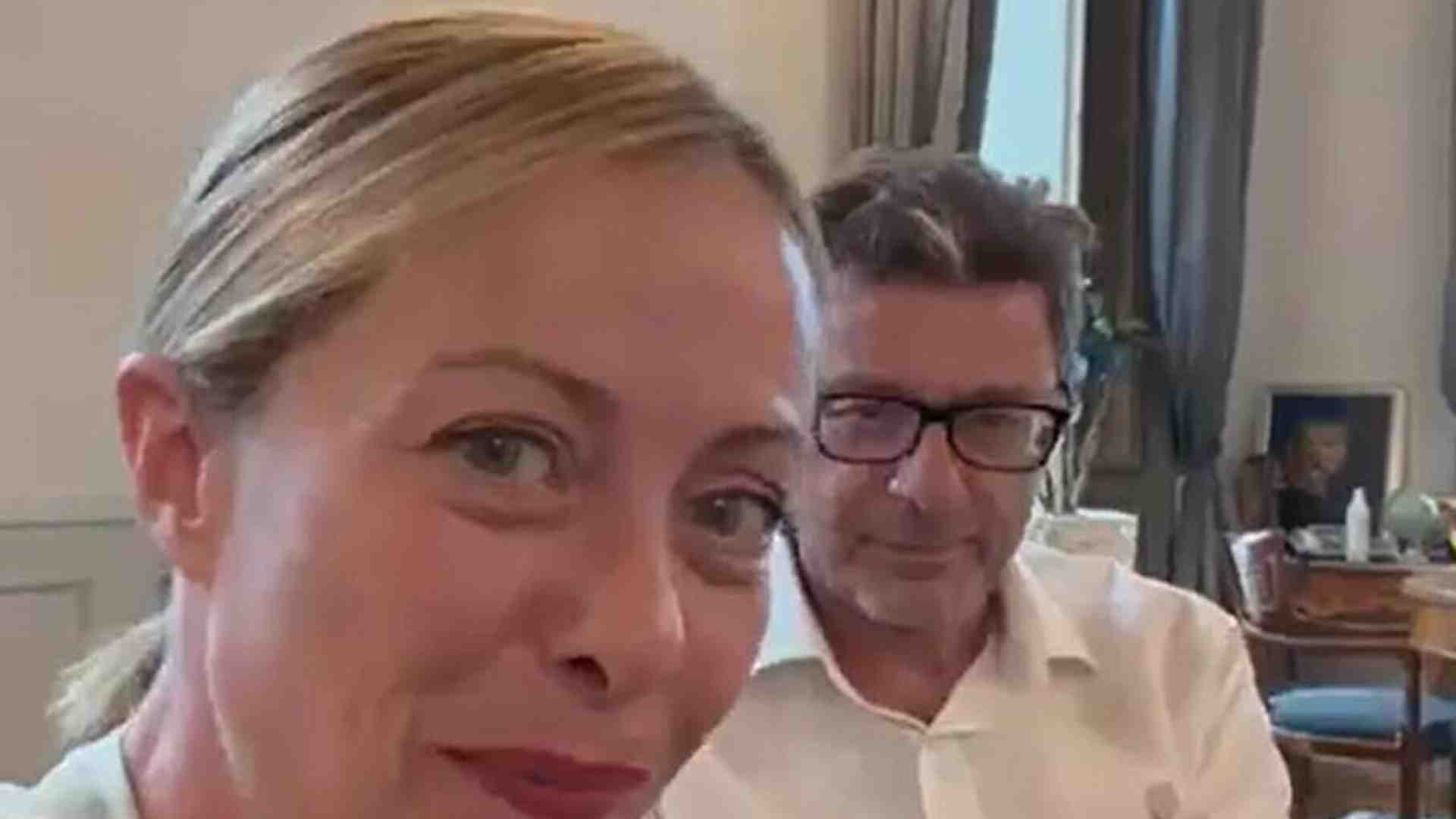 Immagine di Il pranzo di Giorgetti con il governo sulla Manovra: attenzione al debito. E Meloni: piano natalità