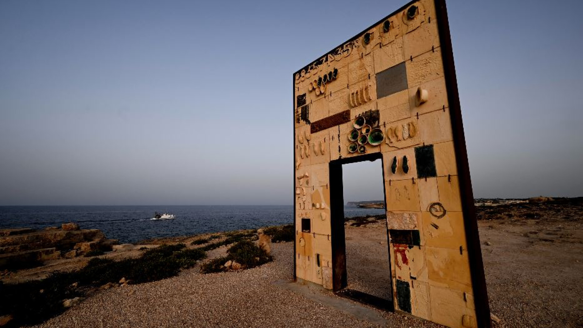 Immagine di Lampedusa, l'isola che salva persone (e il turismo vola)