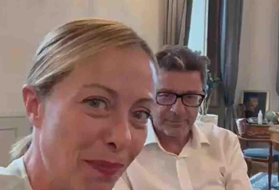Il pranzo di Giorgetti con il governo sulla Manovra: attenzione al debito. E Meloni: piano natalità