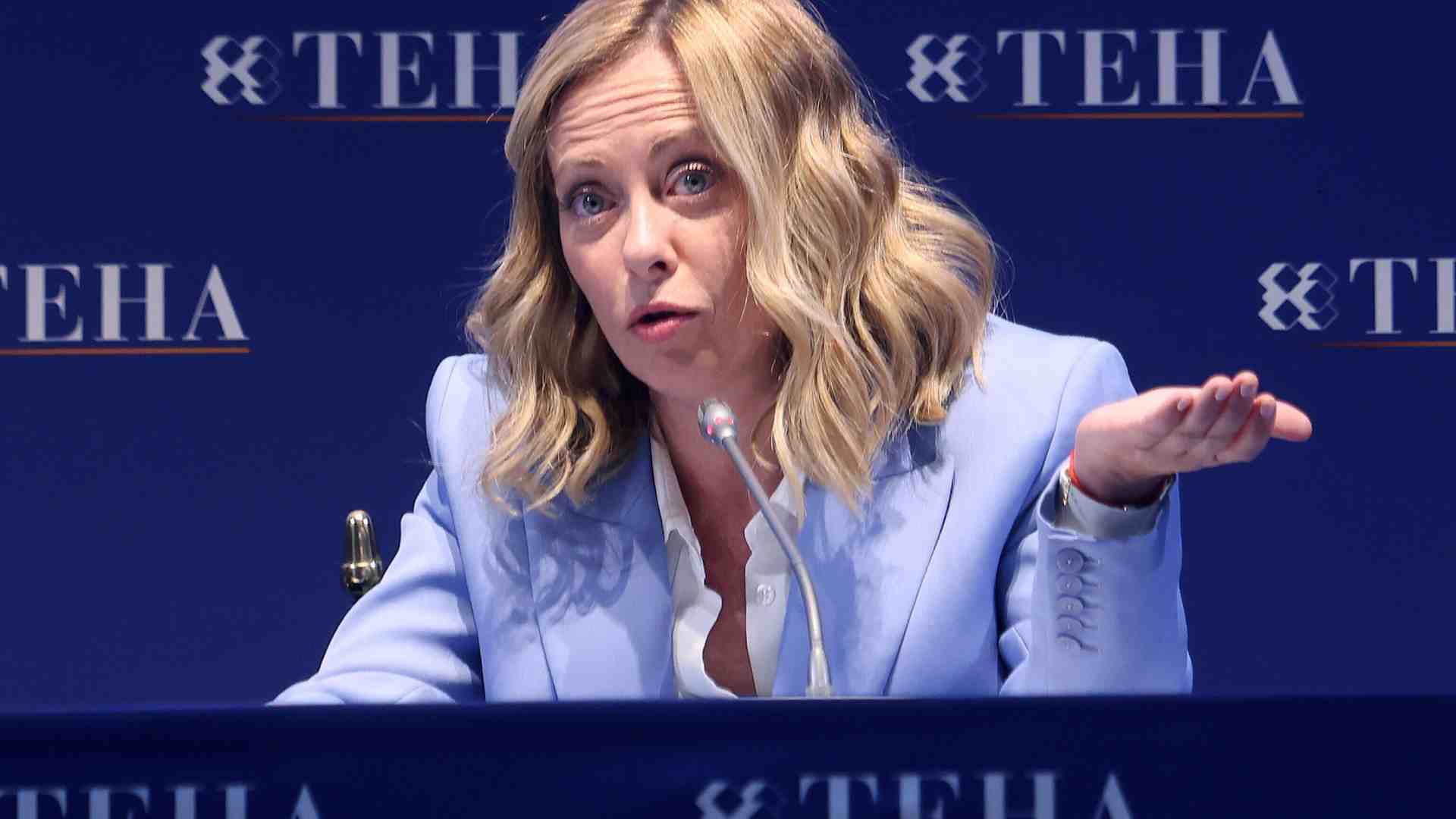 Immagine di Meloni contro la famiglia Berlusconi e Gianni Letta. Il giallo della tassa scomparsa a favore degli eredi del Cav.