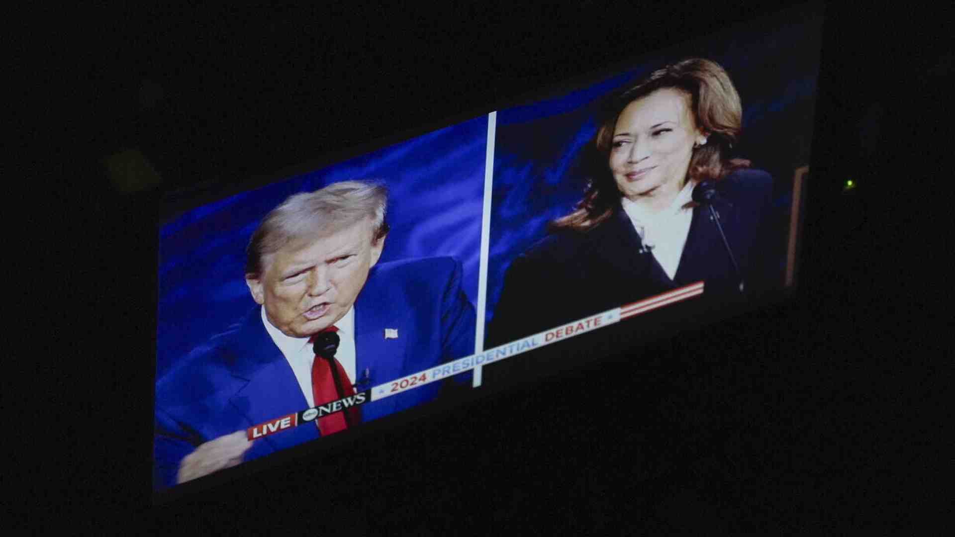 Immagine di In un pub di St. Louis, l’irriverente Harris strappa applausi, il confuso Trump risate
