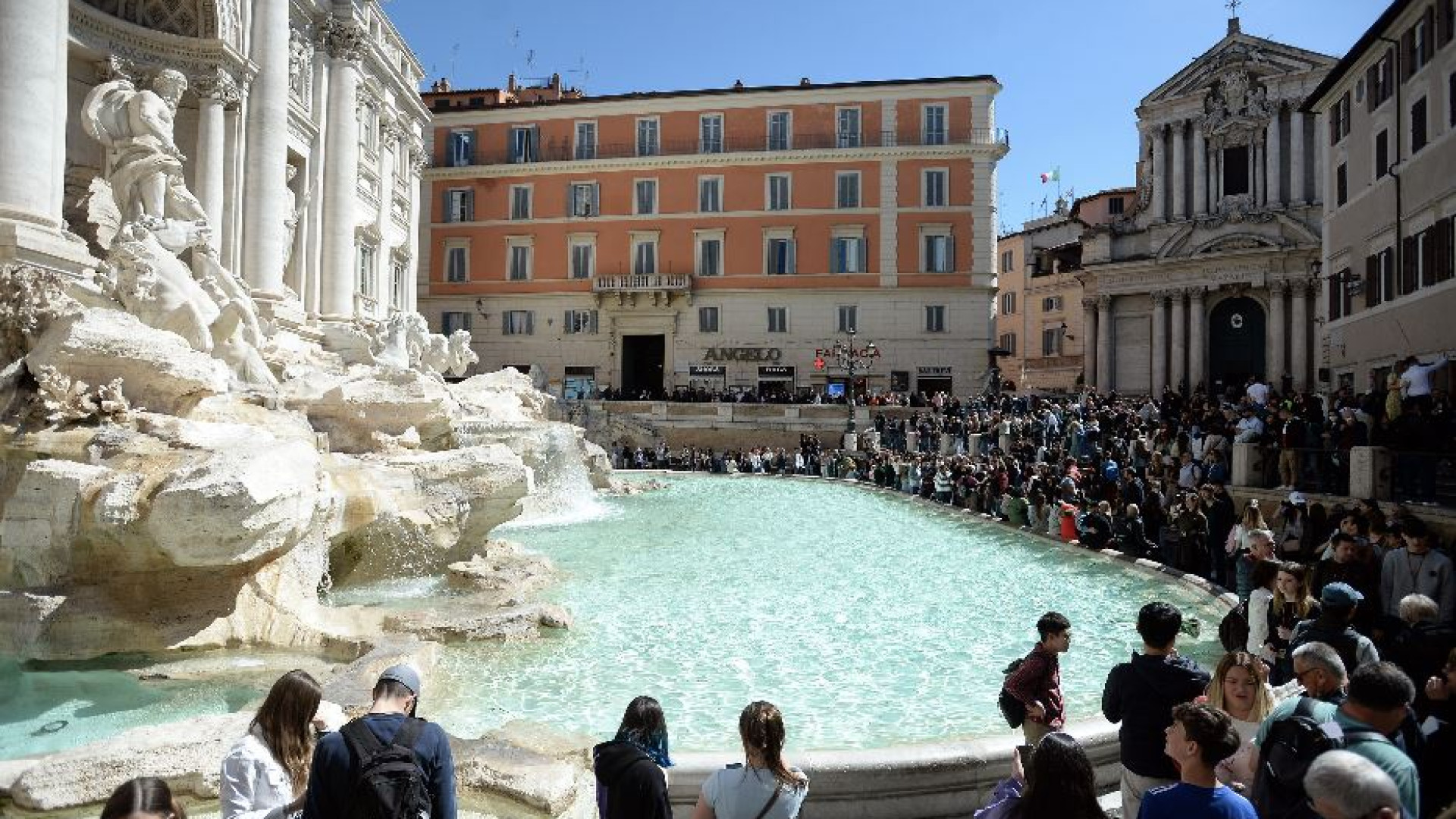 Immagine di Numero chiuso alla Fontana di Trevi: ma è giusto?