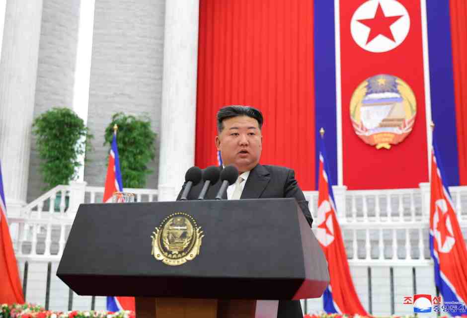 Pyongyang vuole produrre più armi. Il veicolo per trasportare un missile potente